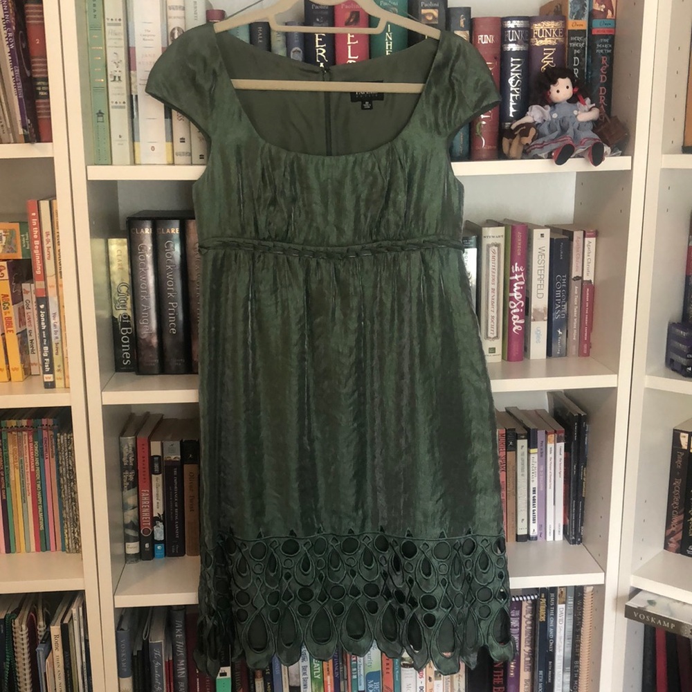 Adrianna Papell cap sleeve dress! Size 8 petite. Worn only once. Green.